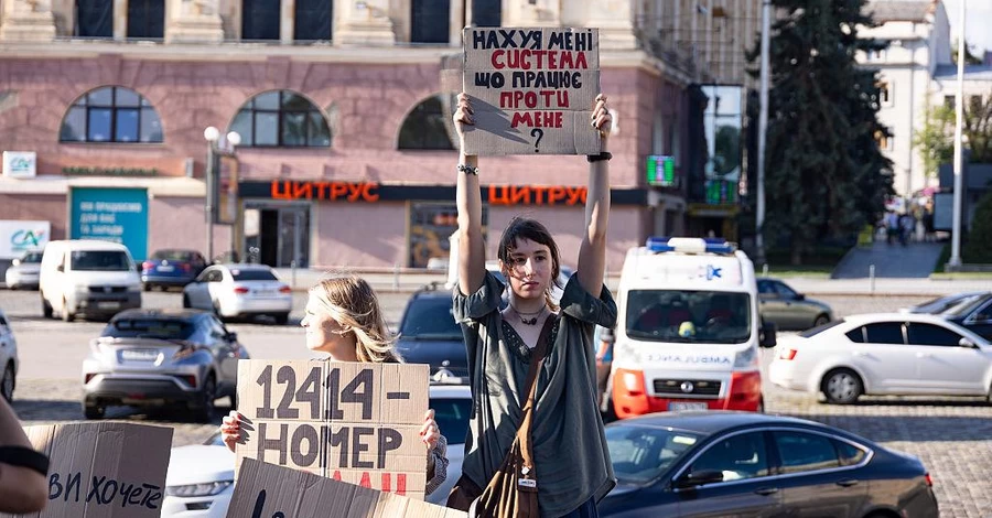 Незлым тихим словом: прилично ли митинговать с матом