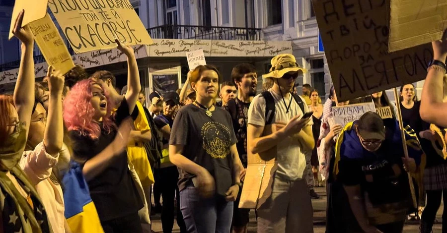 Безугла вдруге вийшла на протести у Києві і заспівала із учасниками Гімн України