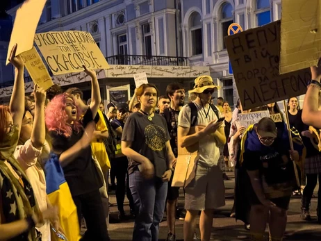 Безугла вдруге вийшла на протести у Києві і заспівала із учасниками Гімн України