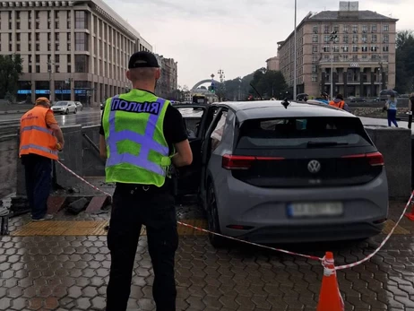 У Києві на Хрещатику Volkswagen в’їхав у підземний перехід 