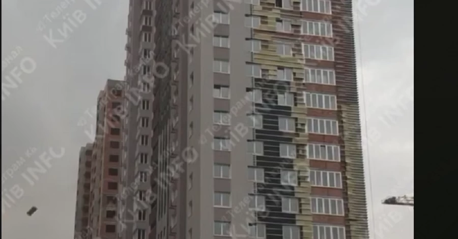 В Киеве сильный ветер сорвал облицовку с многоэтажки
