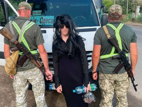 В Одесской области пограничники задержали уклониста в черном платье и парике