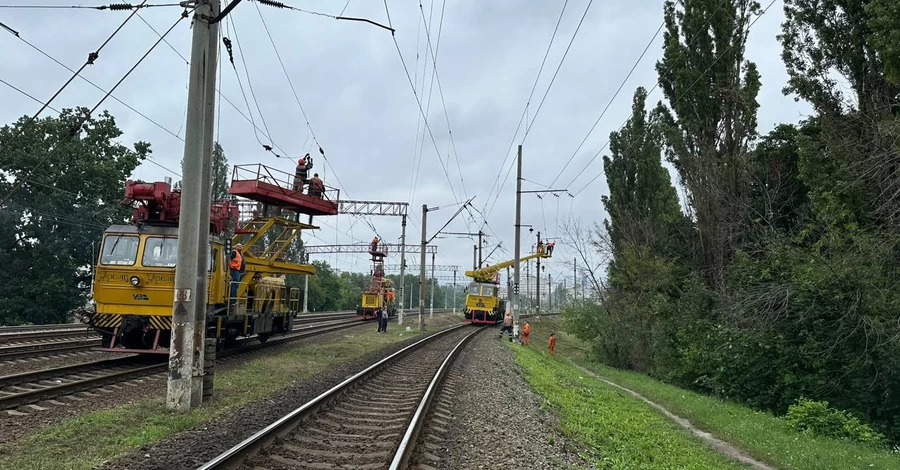 У Києві через російські обстріли пошкоджено залізничну інфраструктуру