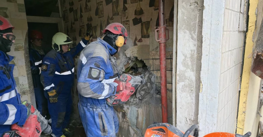 У Києві з-під завалів врятували чоловіка — буквально висвердлили зі стіни