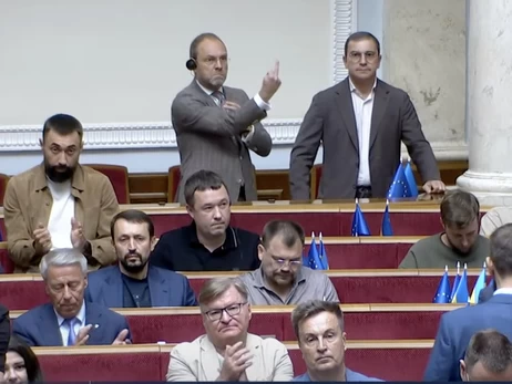 Народний депутат Сергій Власенко показував середній палець у Верховній Раді