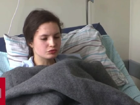 Внаслідок нічного удару по Києву вибуховою хвилею дівчину викинуло з дев'ятого поверху