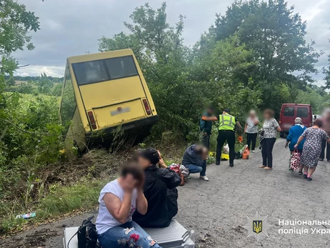 В Винницкой области автобус с пассажирами упал в кювет, есть пострадавшие