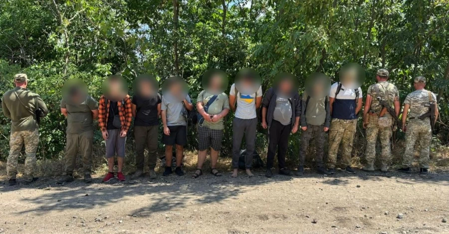 Под Молдовой задержали девять уклонистов, которые трое суток шли к границе