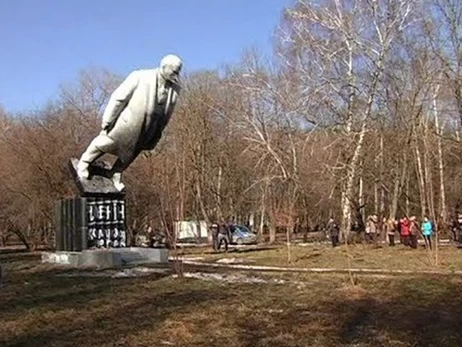 В Хмельницкой области снесли памятник Ленину, который был последним в Украине