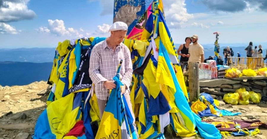 Стелу на Говерле отремонтируют – волонтеры уже сняли все флаги и шевроны