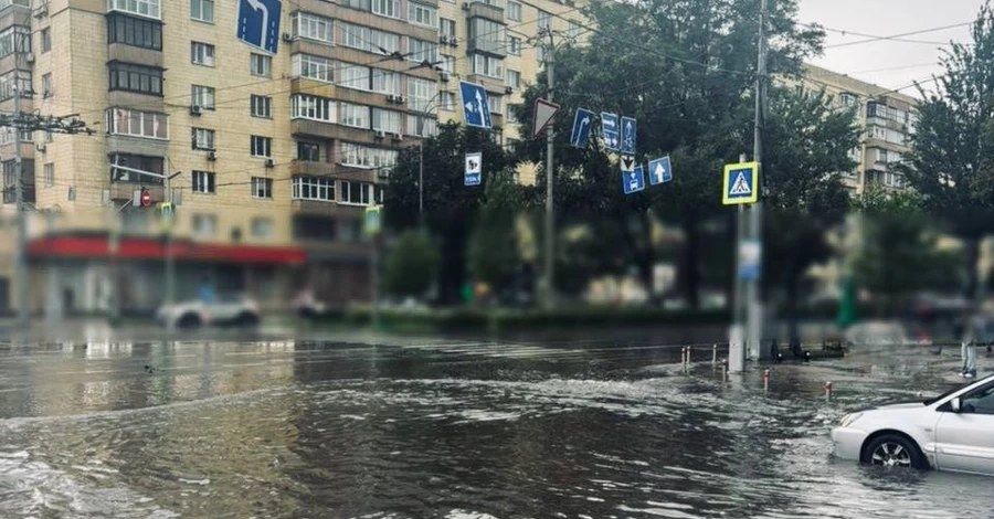 Киев и область снова заливает и засыпает градом