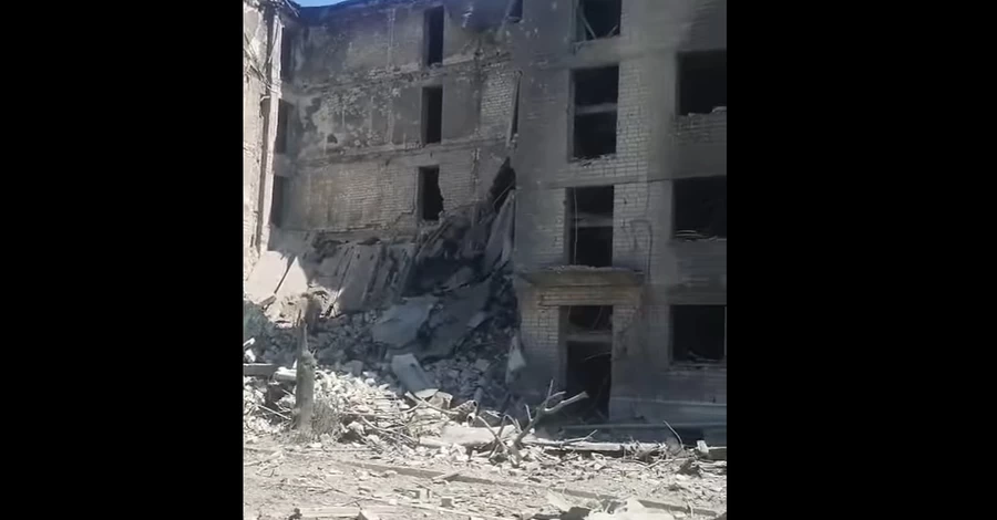 Россияне сбросили авиабомбу на жилой дом в Купянске, под завалами есть люди