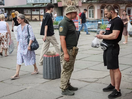 Повноваження військкомів і поліції: хто може застосовувати силу, хто затримувати і перевіряти документи