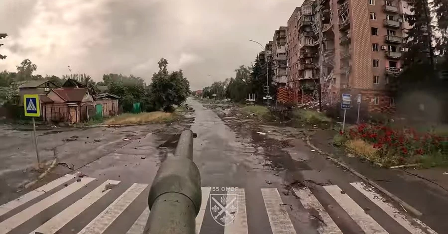 Покровск: заехать в город нельзя, оставшиеся жители хоронят соседей в клумбах 