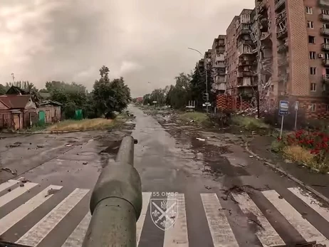 Покровск: заехать в город нельзя, оставшиеся жители хоронят соседей в клумбах 