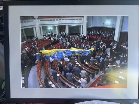 Украинский фотожурналист выставил на продажу уникальный снимок из зала Верховной Рады, сделанный в 1991 году
