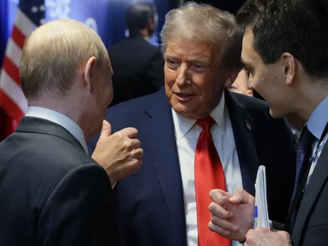 На Аляске Трамп лично передал Путину письмо от Мелании – в нем говорится об украинских детях 