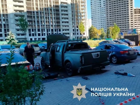 В Киеве взорвали автомобиль, выкрашенный под военный, владелец получил незначительные травмы