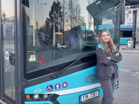 Українка в Чехії навчилася водити автобус, стала обличчям транспортної фірми і одружилася