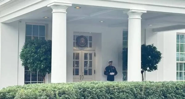 В Белом доме выставили коллаж из фото встреч Трампа с Зеленским и Путиным
