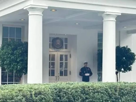 В Белом доме выставили коллаж из фото встреч Трампа с Зеленским и Путиным