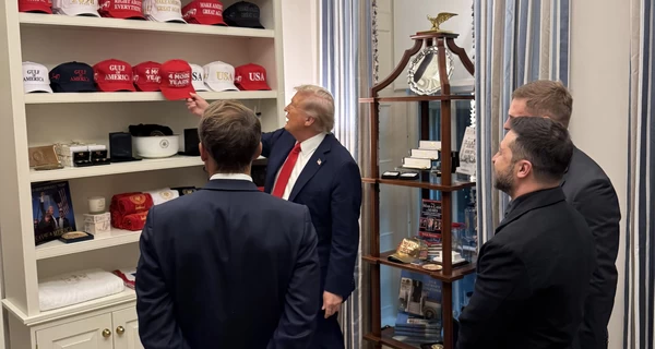 Трамп у Білому домі показав Зеленському та Макрону свою кепку «Ще чотири роки»