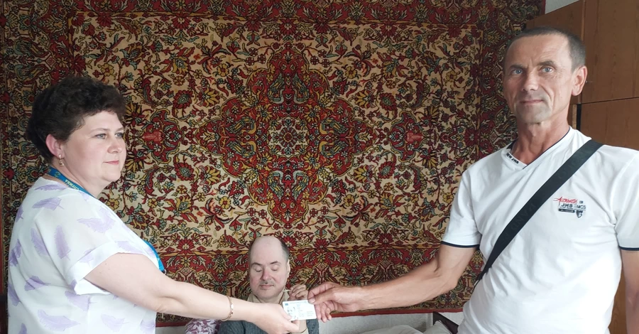 58-летний мужчина впервые получил паспорт Украины – был без документа еще со времен СССР
