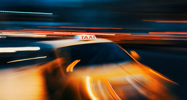 Влада Києва розглядає прохання сервісів таксі про роботу в комендантську годину