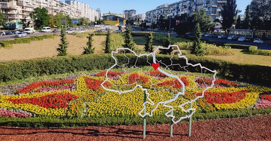 Ко Дню Независимости в Киеве высадили оригинальные клумбы