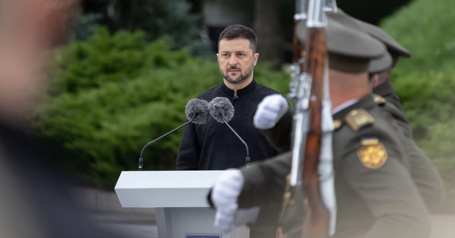 Ми свою землю не подаруємо окупанту, - Зеленський привітав українців з Днем прапора