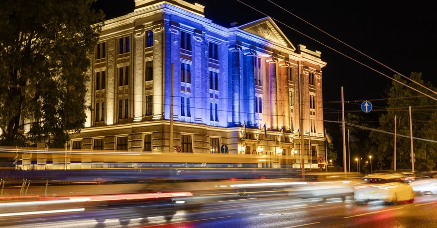МЗС Латвії підсвітили кольорами українського прапора до Дня незалежності 