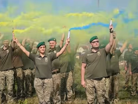 У Львові прикордонники створили живий прапор України на висоті майже 300 метрів