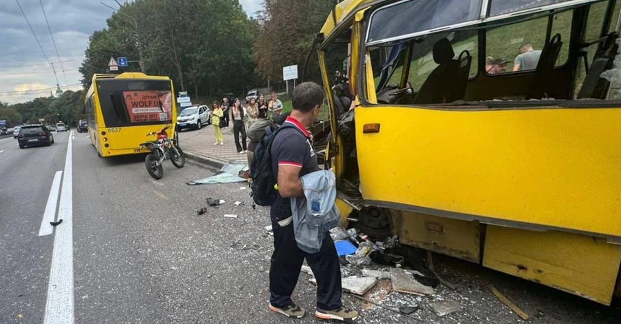 В Киеве маршрутка врезалась в автобус на остановке, есть пострадавшие