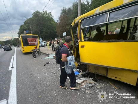 У Києві маршрутка врізалася в автобус на зупинці, є постраждалі