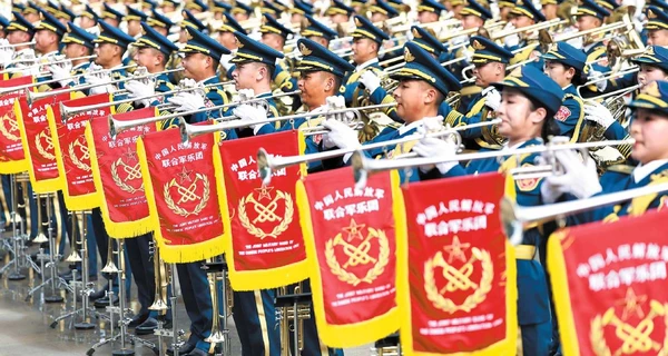 Техніка під покривалами, гіперзвукові ракети та 80 гелікоптерів: Китай готує парад століття 