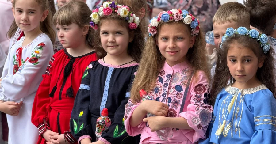 Обираємо дитячу вишиванку до 1 вересня: лакшері-вишивка ручної роботи чи бюджетна машинна? 
