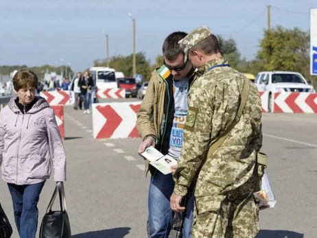 До 22-х включительно: почему власть выпускает юношей за границу