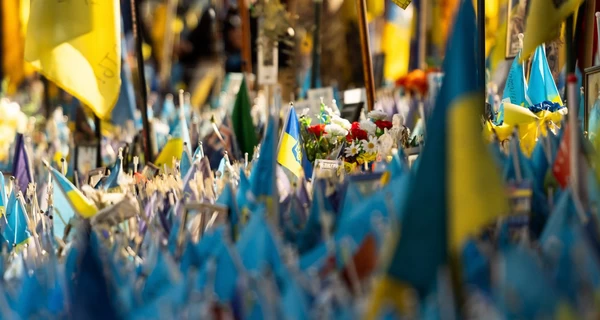 Минута молчания в День памяти защитников: телеканалы остановили эфиры, на вокзалах прозвучал гудок