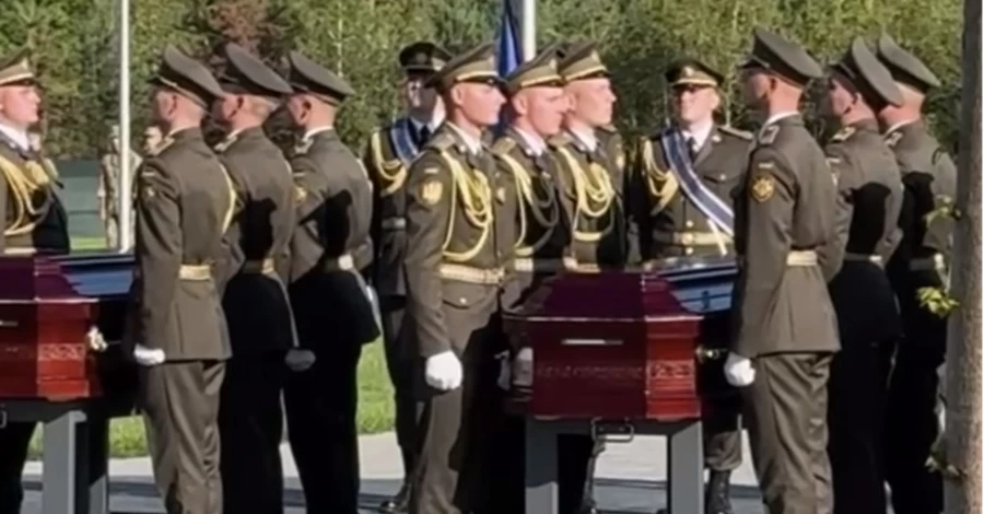 Під Києвом на національному військовому меморіальному цвинтарі поховали перших невідомих солдатів