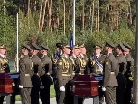 Під Києвом на Національному військовому меморіальному цвинтарі поховали перших невідомих солдатів