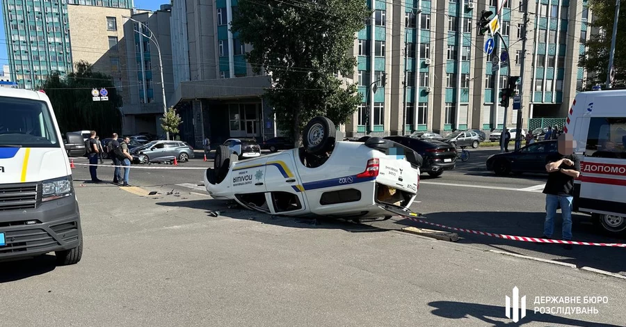 У Києві в ДТП загинув поліцейський - службове авто перекинулось після зіткнення