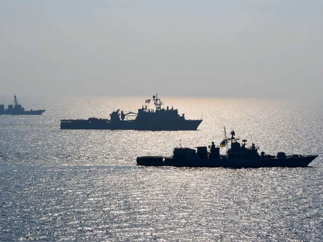 В результате атаки по кораблю ВМС погибли уже два моряка - спасательная операция продолжается