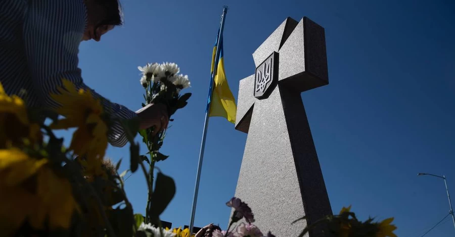 У Києві відкрили Меморіал пам'яті загиблим із козацьким хрестом