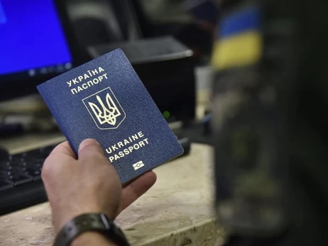 Чтобы родители не вывозили до окончания школы, - Зеленский объяснил, почему разрешил выезд мужчин 18-22 лет