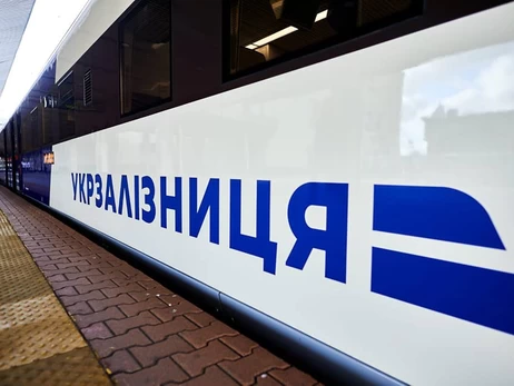 Укрзалізниця повідомила про затримку низки рейсів після нічного російського обстрілу