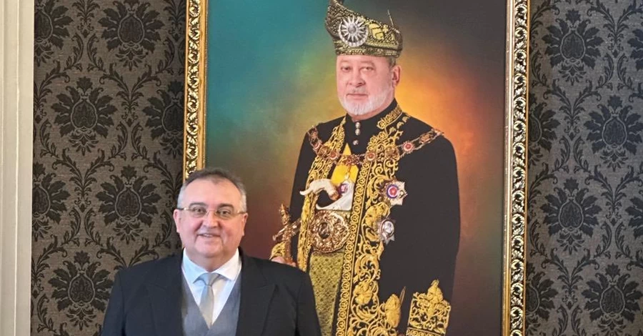 Посол Надоленко подарил королю Малайзии вышиванку от дизайнера Дамировой