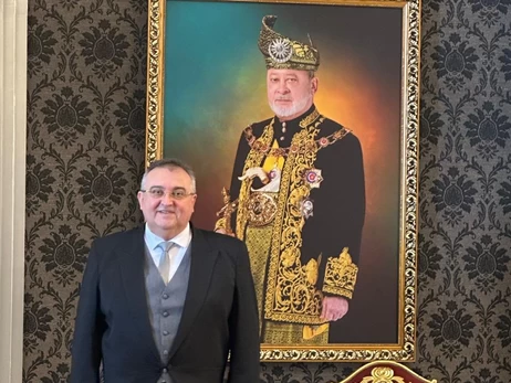Посол Надоленко подарував королю Малайзії вишиванку від дизайнера Дамірової