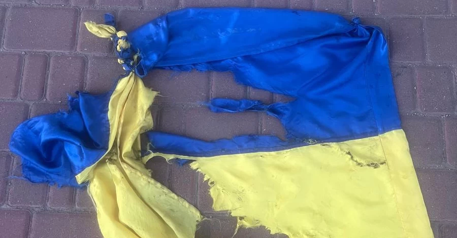 В Кропивницком мужчина сорвал и топтал ногами флаг Украины - ему грозит штраф и тюрьма