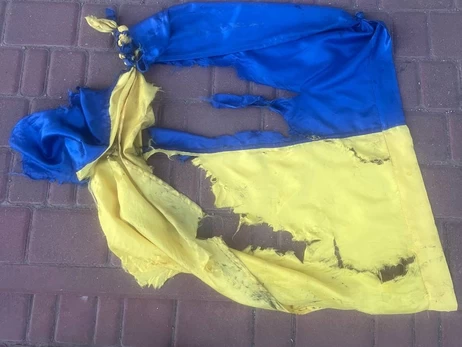У Кропивницькому чоловік зірвав та тупцював ногами прапор України - йому загрожує штраф і в'язниця