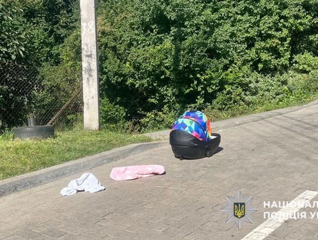 У Львові чоловік забув люльку з дитиною на даху авто та поїхав – хлопчик травмований